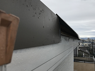 剥がれかけた棟板金