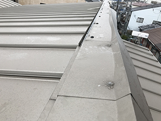 強風によって捲れた屋根の板金