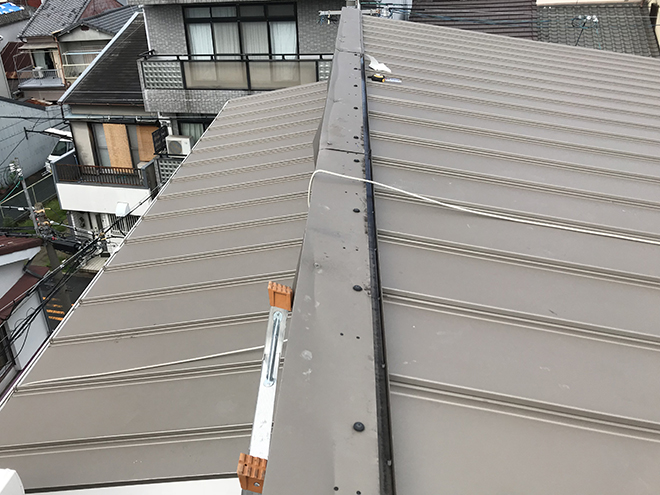 剥がれた棟板金の補修