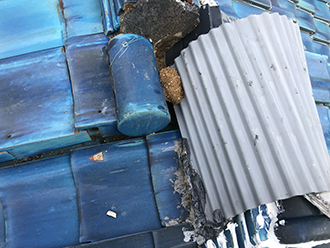 瓦屋根の棟が崩れ屋根裏に雨漏り！応急処置された様子【吹田市江の木町】