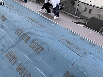 屋根カバー工法の様子