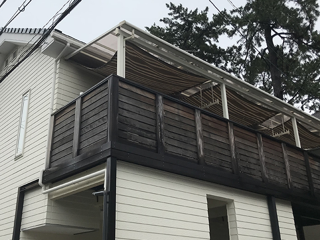 落ち葉やゴミが詰まり、オーバーフローを起こした雨樋の点検【吹田市】