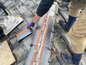 棟取り直し工事　熨斗瓦の設置