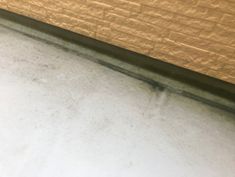 バルコニーの床の防水が傷んでいる