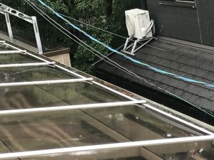 雨水が溜まっている雨樋