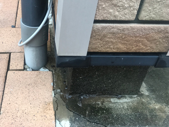 雨漏りで柱が濡れている