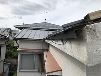 鼻隠しのコンクリートが割れています