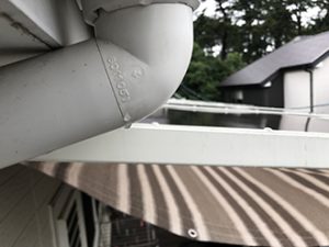 雨樋を外して清掃します
