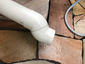 雨樋を外して清掃します