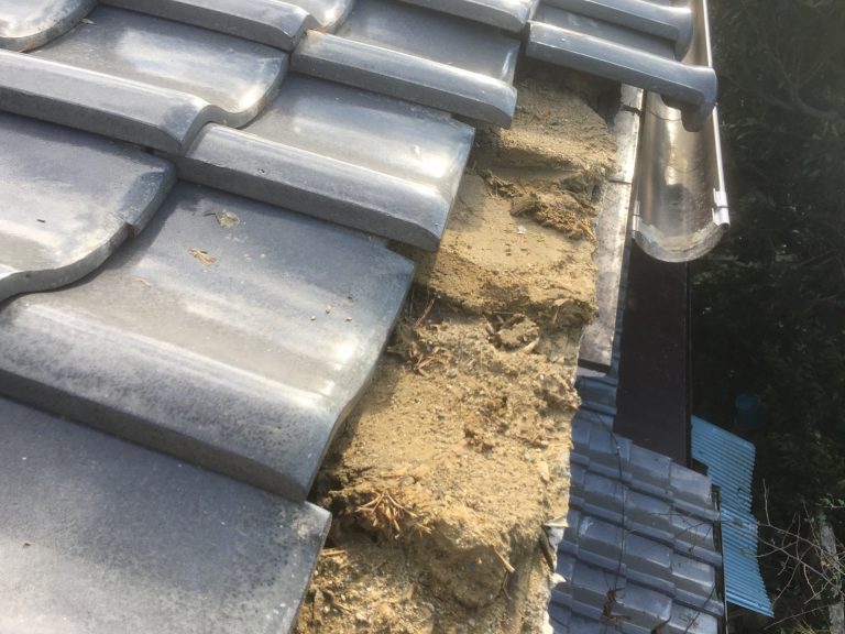 台風で軒先の瓦が落ちてしまった瓦屋根