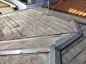 雨漏りを引き起こしているスレート屋根