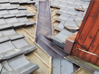 東金市道庭にて雨漏りを起こしてしまっていた瓦の棟取り直し工事と谷板金交換工事を実施