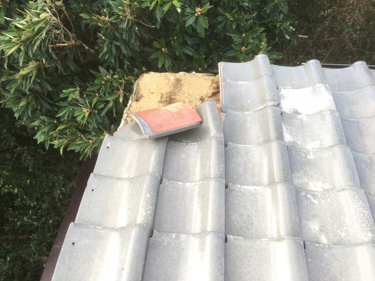 軒先の瓦が落ちた瓦屋根