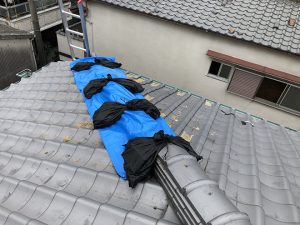 ブルーシートによる雨養生