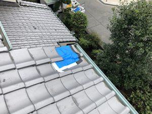 瓦がなくなった箇所を雨養生