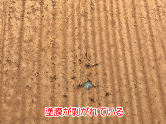 屋根の塗膜が剥がれている