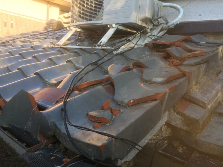 軒先の瓦が落ちて破損した下屋の屋根瓦