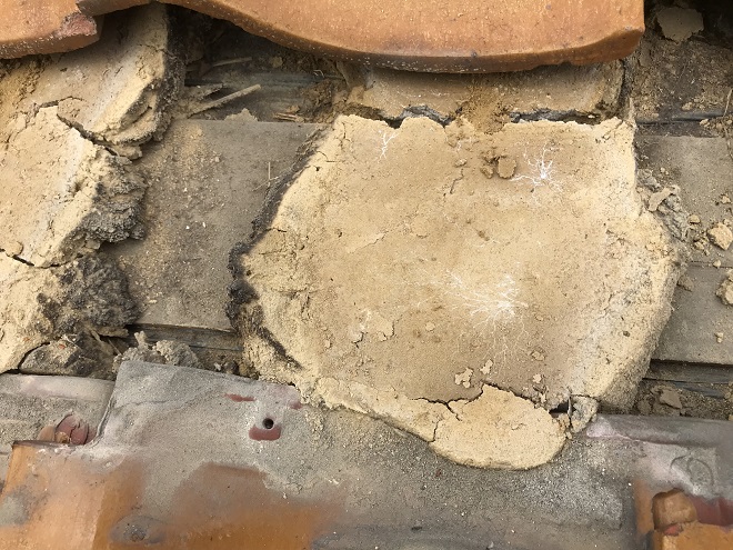 土が痩せた瓦屋根