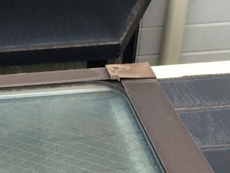 天窓枠とガラスの隙間に使用されたパッキンが劣化しています