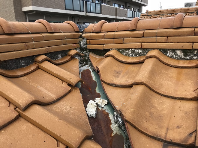 台風10号発生が間近｜雨漏りに遭う前に瓦屋根の点検を忘れずに【アメピタ吹田店】