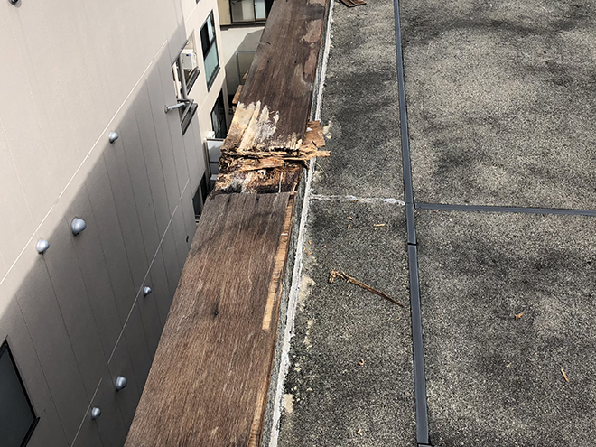 パラペットの笠木が傷んでいる