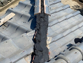 足柄上郡大井町金子の雨漏りしている屋根の葺き直し工事と棟取り直し工事