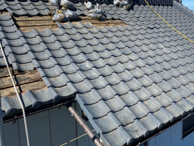 瓦が外れて雨漏りしている屋根