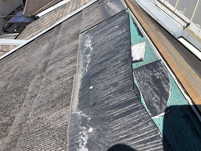 棟板金とスレートが剥がれた屋根