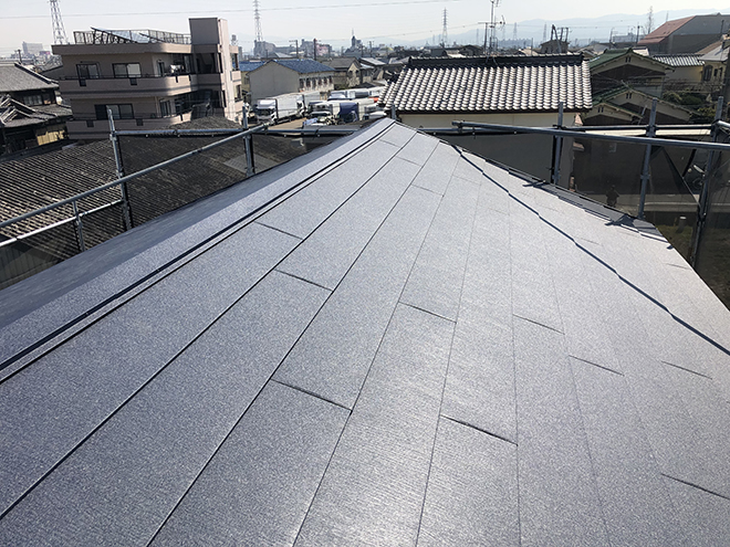 雨漏りが酷かった瓦屋根を金属屋根の軽量なガルテクトに葺き替え