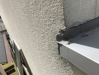 散水試験を実施し、隙間が雨水の浸入経路化を確認します