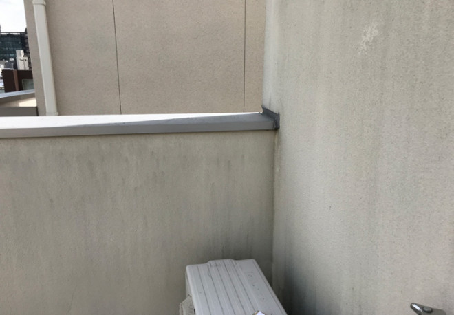 雨水が張り込んでいると思われるベランダの笠木
