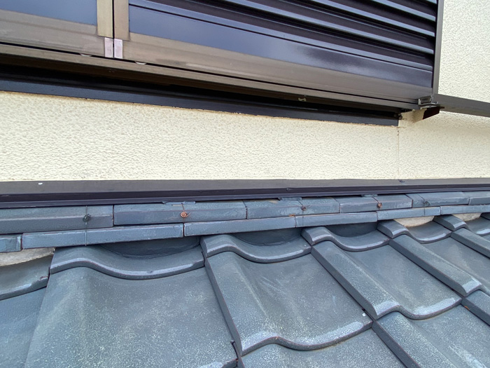 横浜市神奈川区菅田町で台風被害を受けたお住まいの瓦差し替えと棟取り直し工事で改善