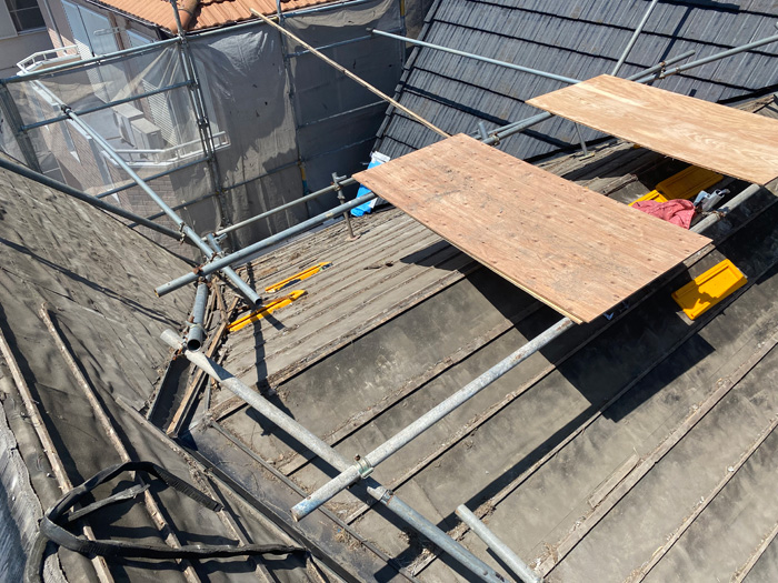 屋根葺き替え工事　屋根材撤去