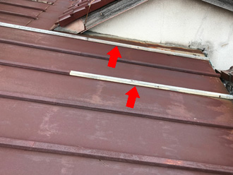 瓦棒の板金が飛散している