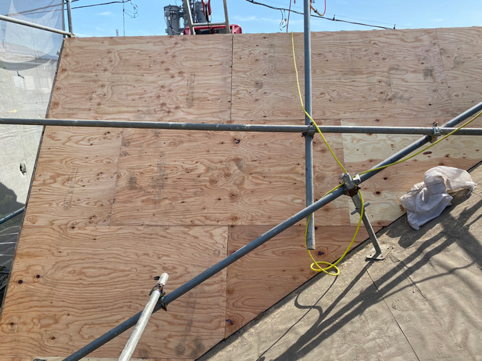 屋根葺き替え工事　野地板増しばり