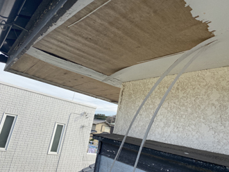 市原市青葉台で軒天が剥がれ庇も破損していました