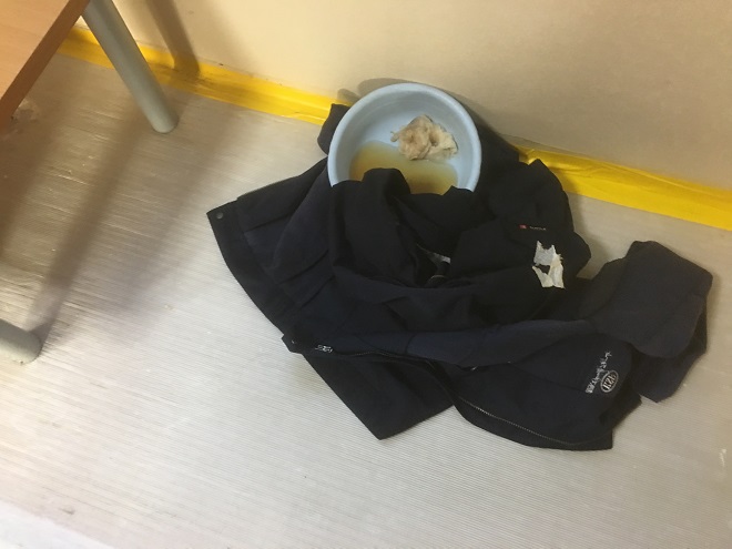 滴り落ちる雨水