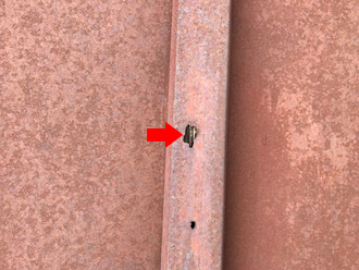 瓦棒の板金が腐食している