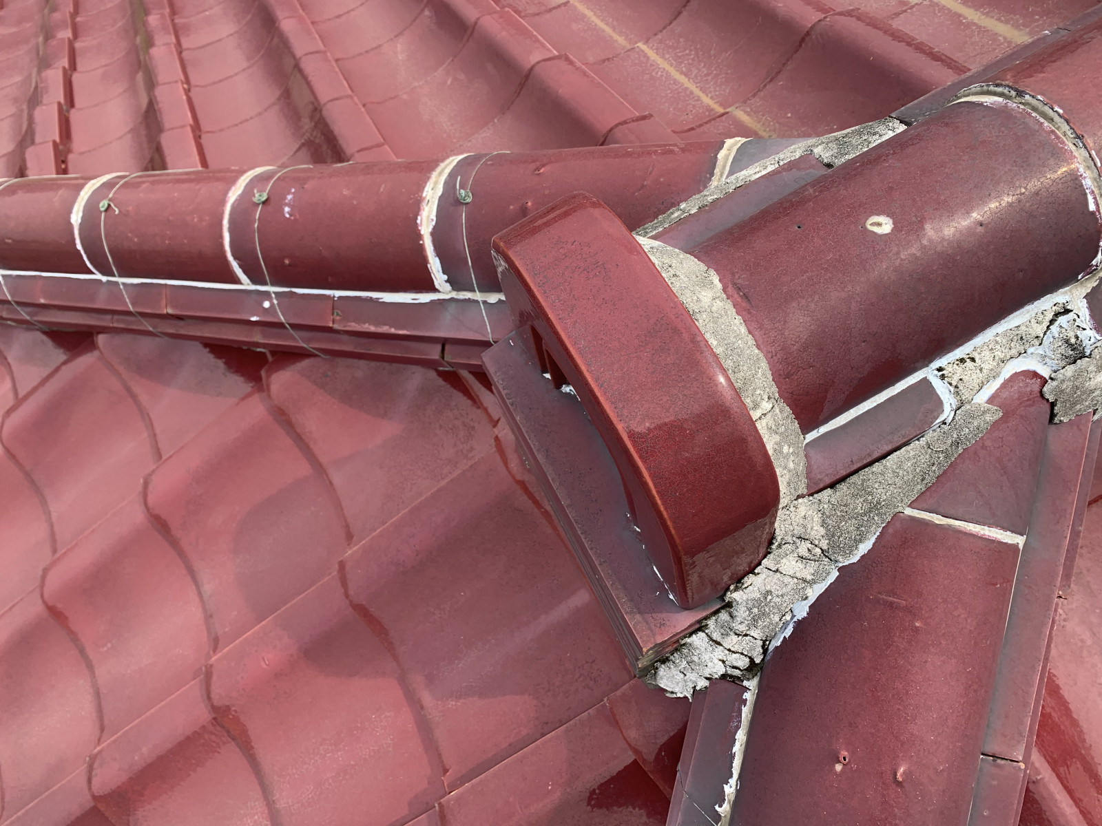 屋根の棟瓦の漆喰がはがれています