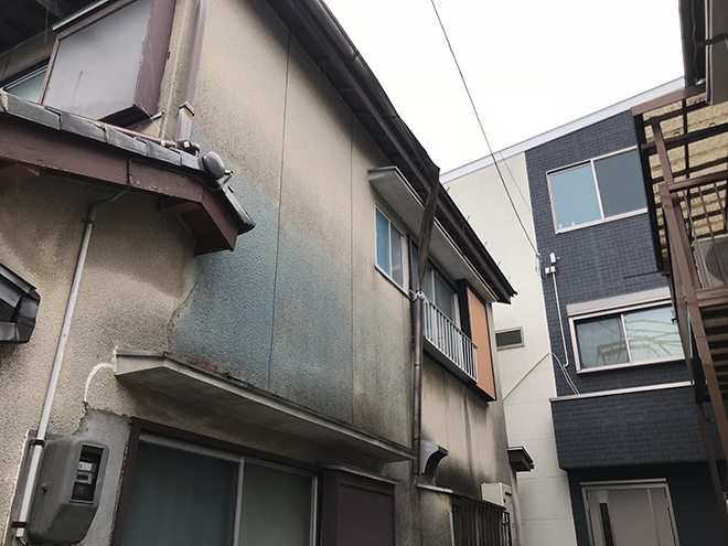 吹田市で雨樋の軒樋部分が大きく外れ垂れ下がっている事例