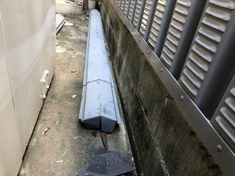 外れて落ちた棟板金