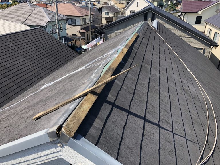 スレート屋根の棟板金が飛散しました