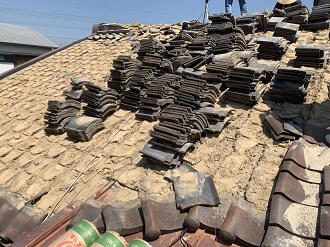 撤去前の瓦屋根