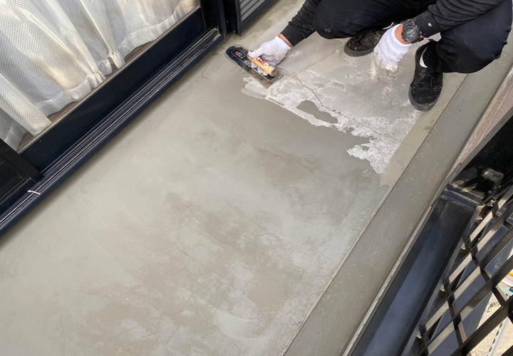 コンクリート床を均していきます