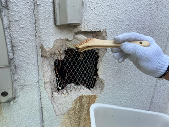 横須賀市安浦町で工場の外壁穴あきをボンドKモルタルを使って補修