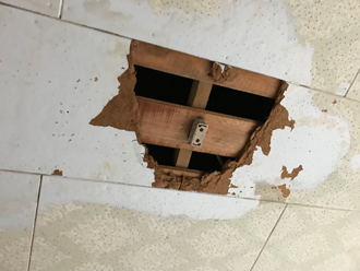 雨漏りしている天井が傷んでいる