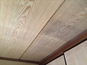 雨漏りによって天井が一部黒ずんでいました