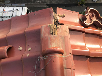 横浜市鶴見区鶴見中央で台風被害で破損した棟の調査