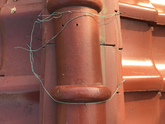 棟瓦の固定用ワイヤーが外れている