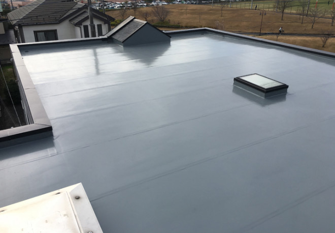 陸屋根のウレタン塗膜防水工事と笠木交換工事が完了